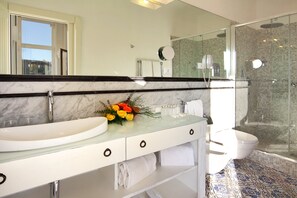 Cabezal de ducha tipo lluvia, artículos de tocador gratuitos