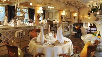 3 Restaurants; Mittagessen, Abendessen und Brunch werden serviert