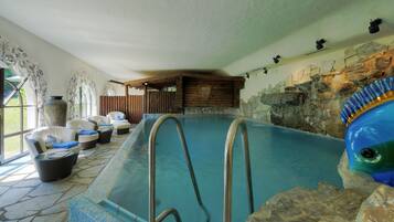 Piscina coperta, ombrelloni da piscina, lettini