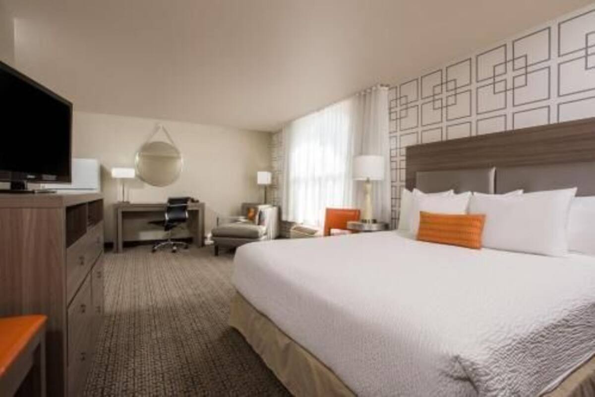 Premium bedding, in-room safe, desk, laptop workspace