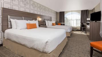 Ropa de cama de alta calidad y caja de seguridad en la habitación