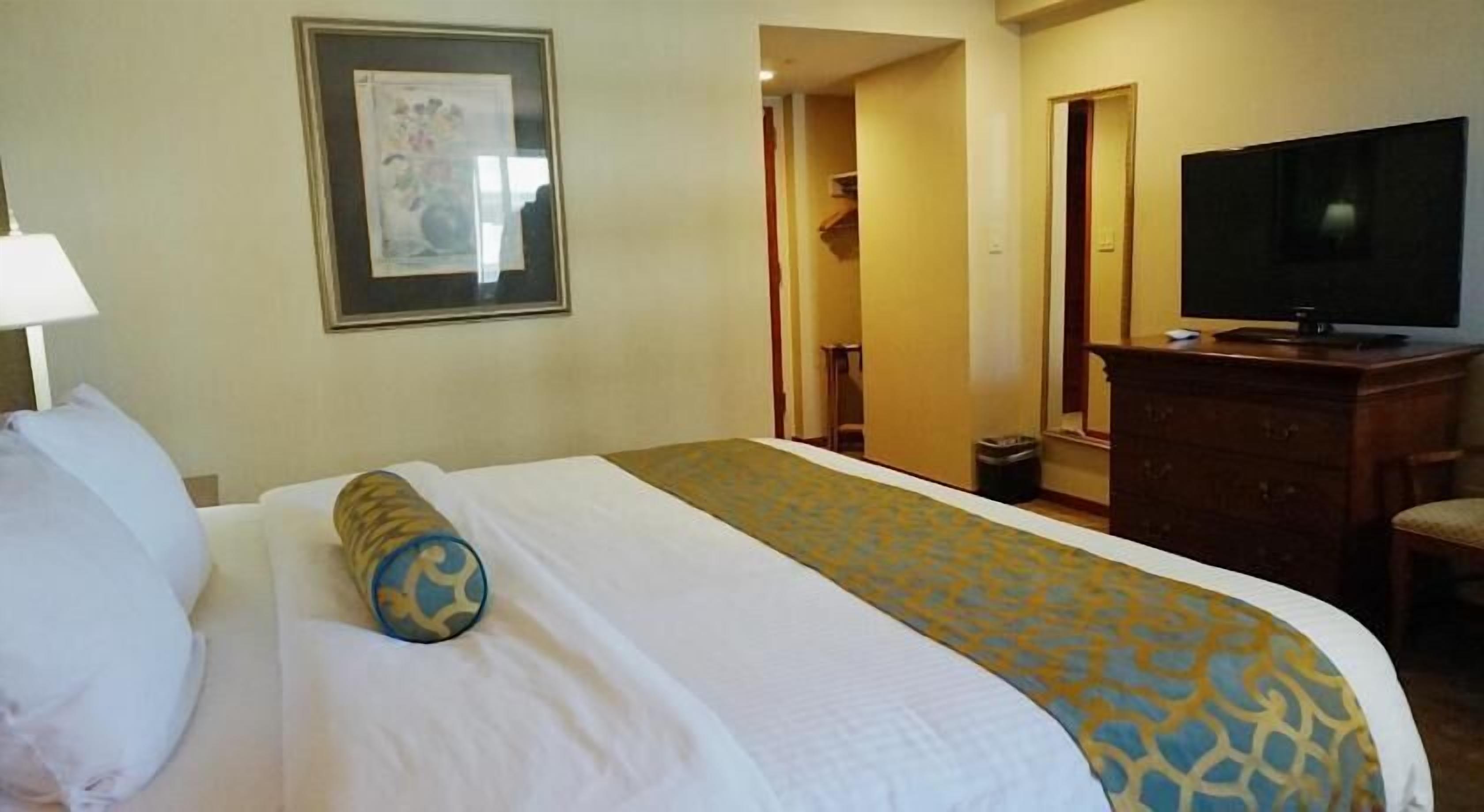 Desk, iron/ironing board, WiFi, bed sheets