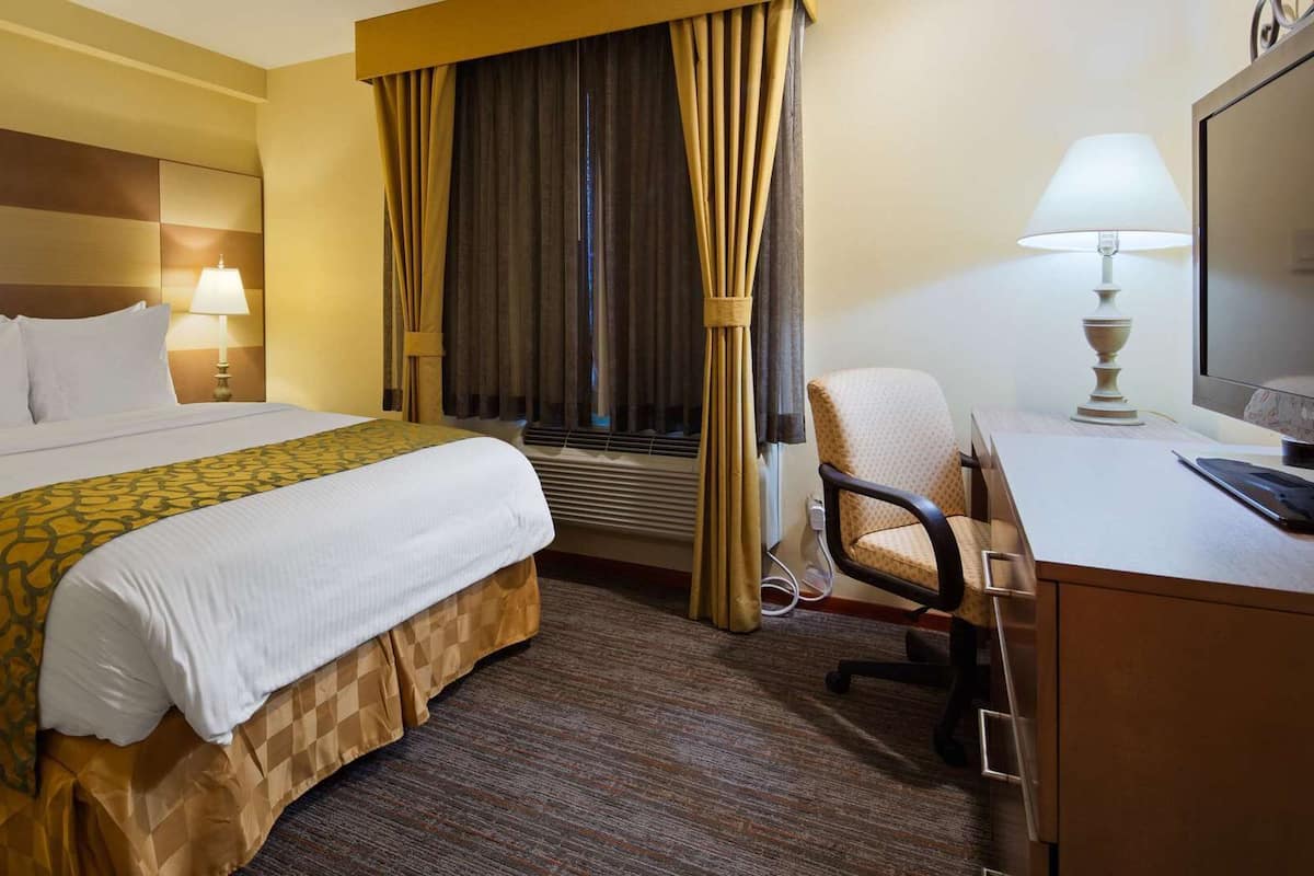 Desk, iron/ironing board, WiFi, bed sheets