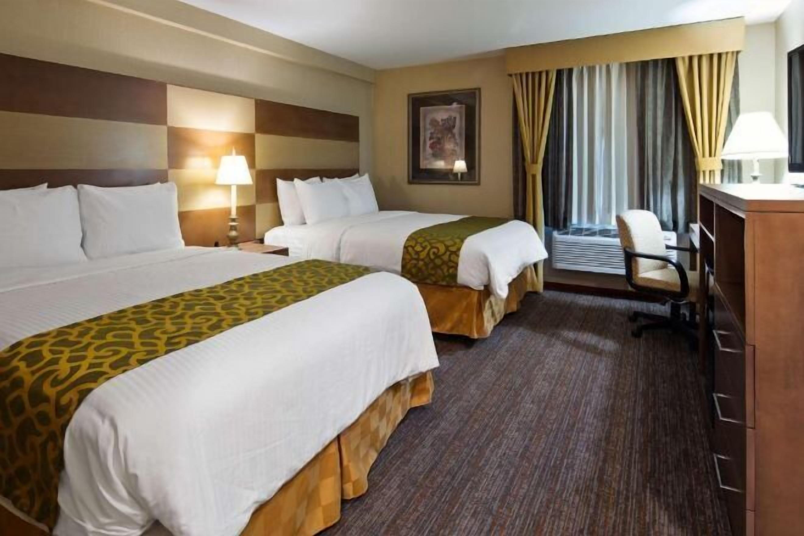 Desk, iron/ironing board, WiFi, bed sheets