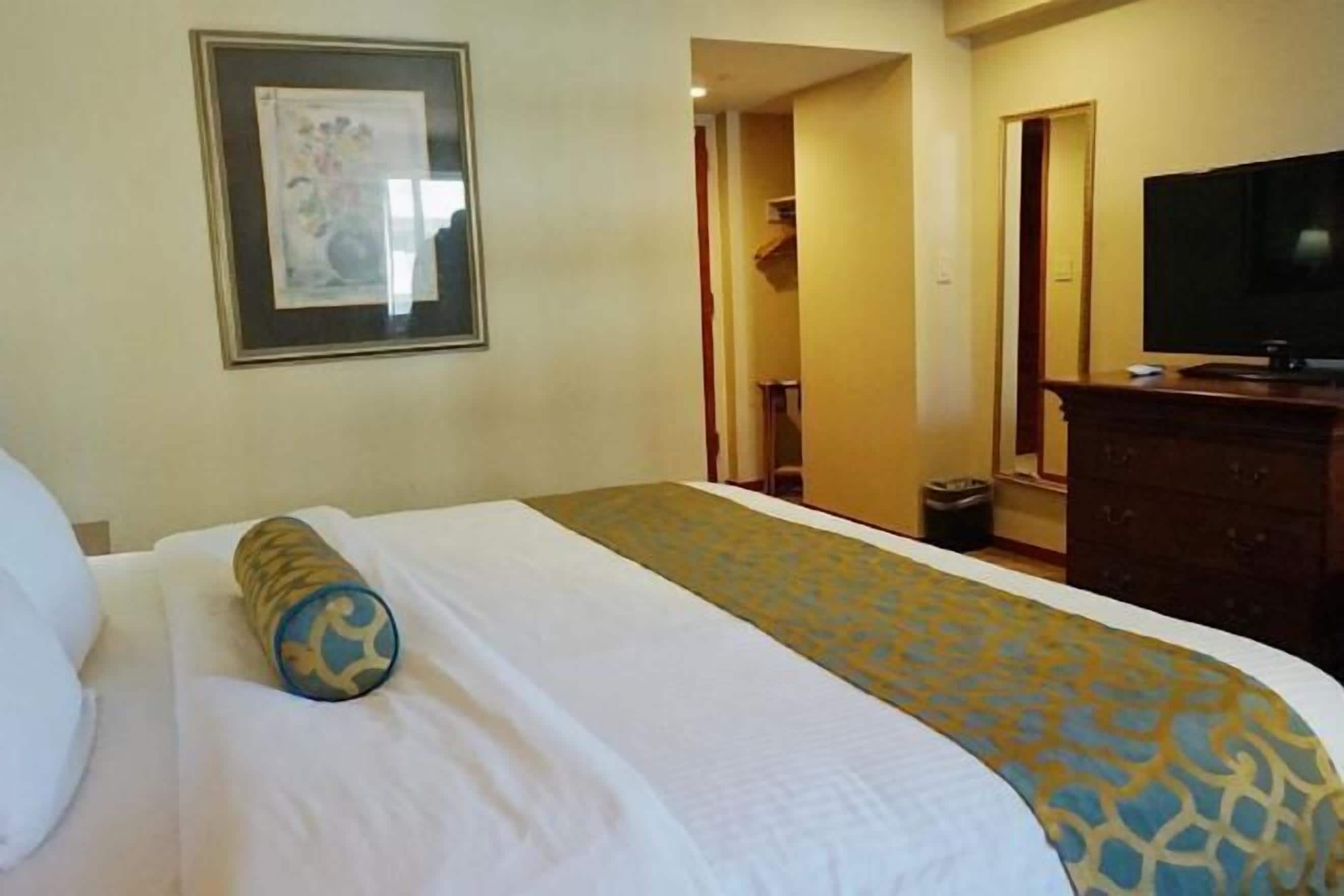 Desk, iron/ironing board, WiFi, bed sheets