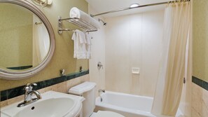 Combined shower/bathtub, free toiletries, hair dryer, towels - Best Western Queens Court Hotel (Flushing)
