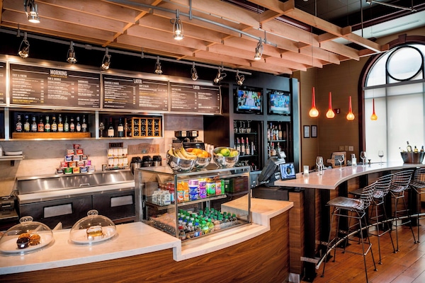 Petit déjeuner et dßner servis sur place, spécialités Cuisine américaine