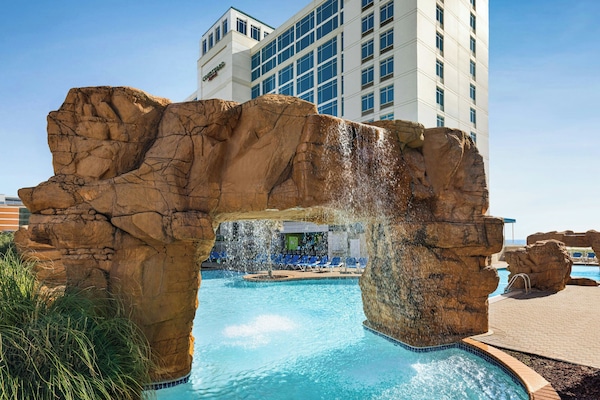 Piscina interna, piscina externa sazonal, espreguiçadeiras