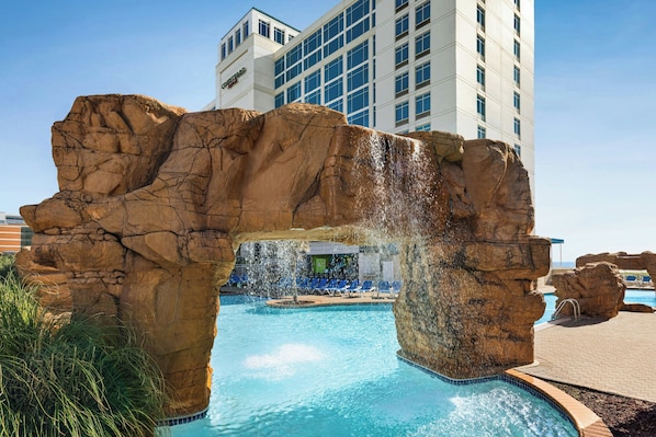 Innendørsbasseng, sesongbasert utendørsbasseng og solsenger