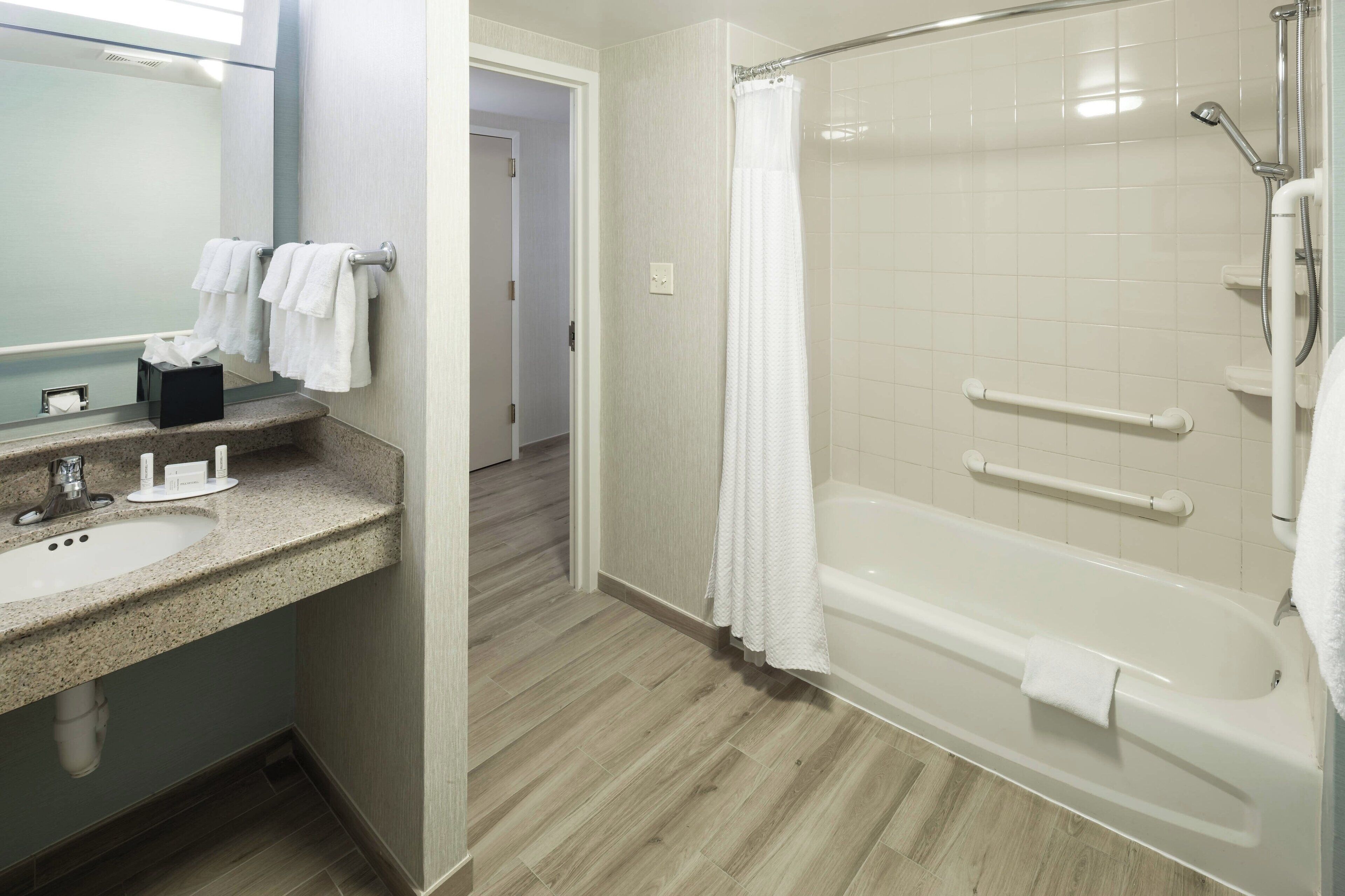 combined shower/bathtub, hair dryer, towels