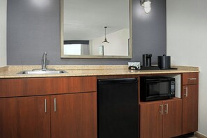 Suite, 1 Bedroom, Oceanfront | In-room safe, desk, iron/ironing board, free WiFi