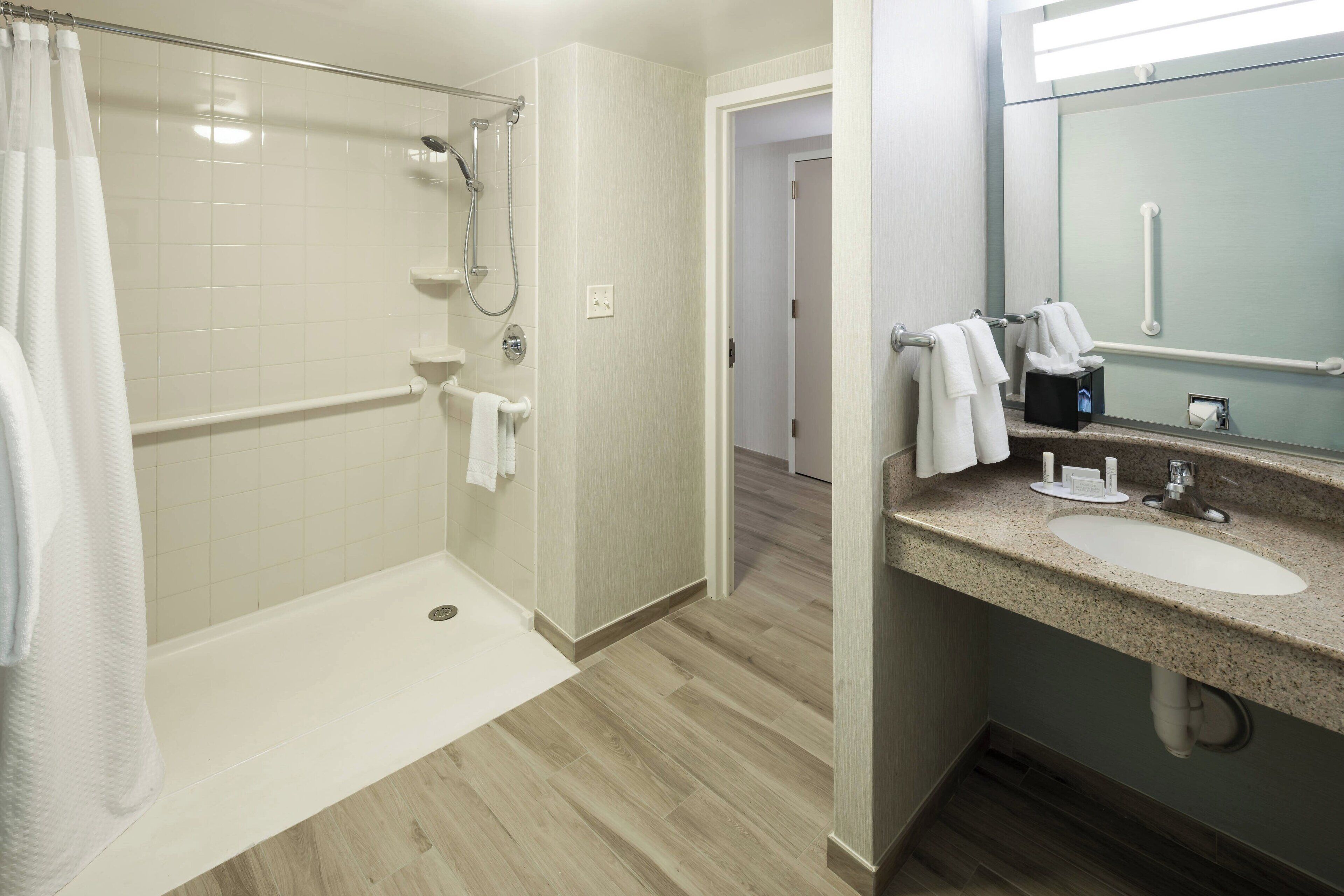 combined shower/bathtub, hair dryer, towels