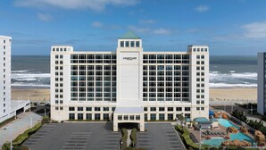 Un hôtel de type « cour intérieure », doté d’une entrée centrale, d’un parking et d’un espace piscine agrémenté de formations rocheuses.