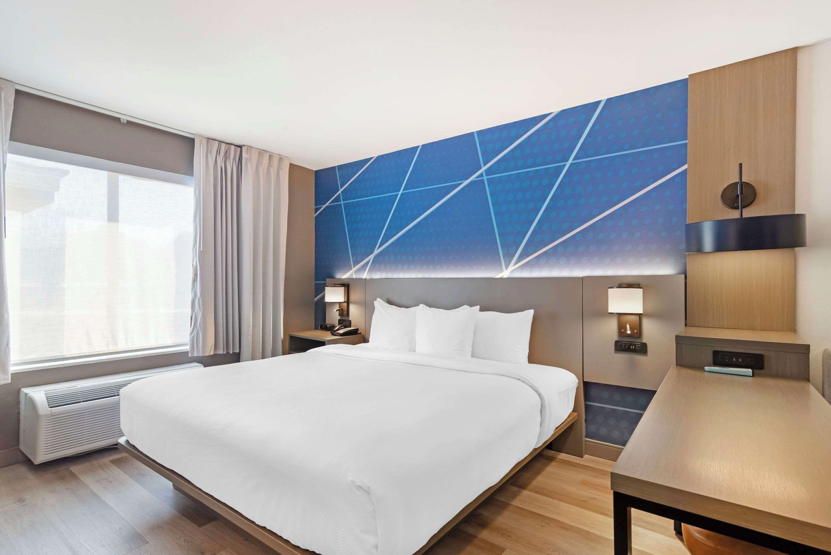 suite, non smoking | desk, laptop workspace, blackout curtains, soundproofing