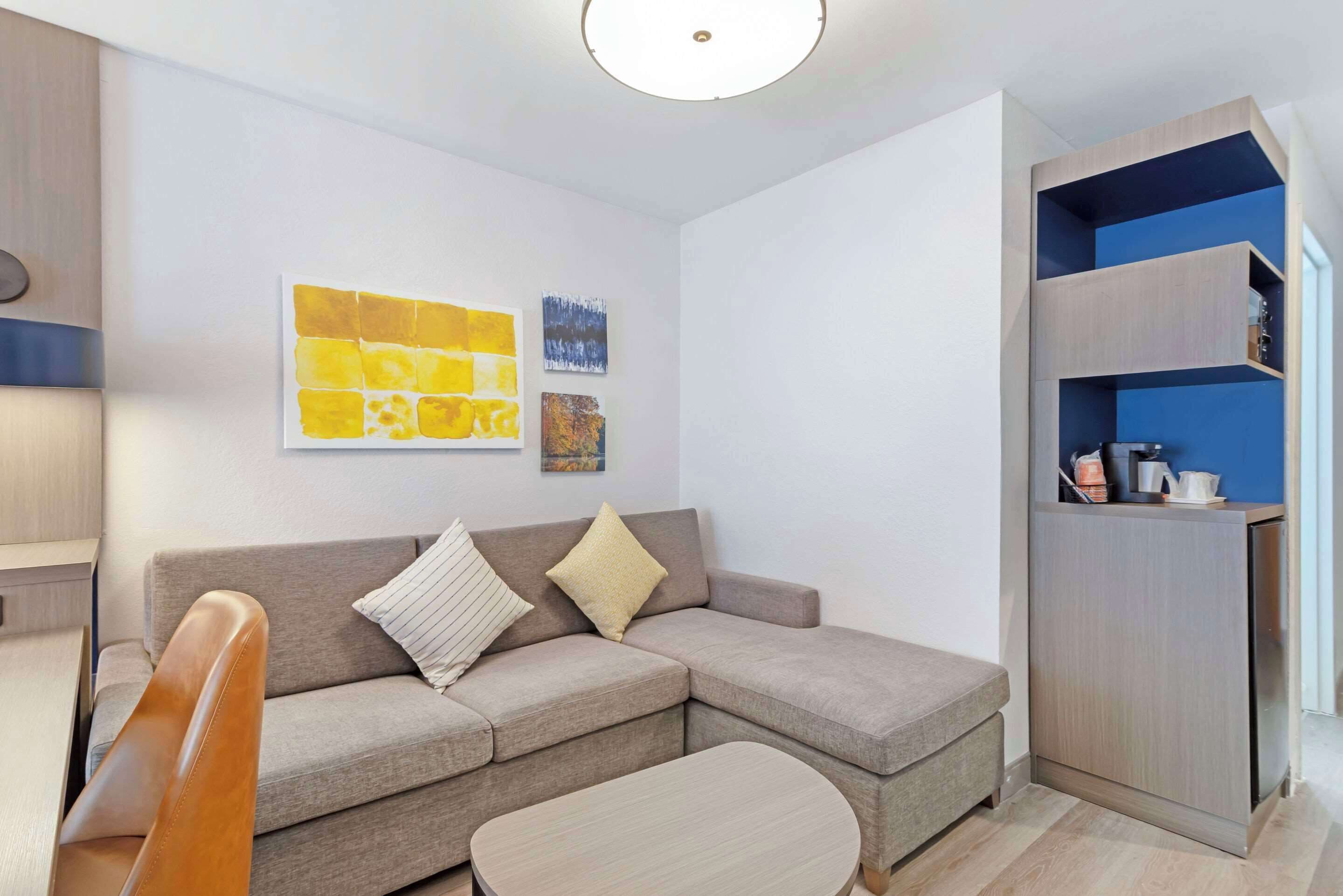 suite, non smoking | desk, laptop workspace, blackout curtains, soundproofing