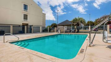 Een seizoensgebonden buitenzwembad