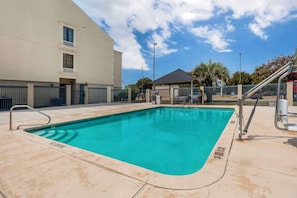 Seasonal outdoor pool - Comfort Suites Port Allen - Baton Rouge (Port Allen)