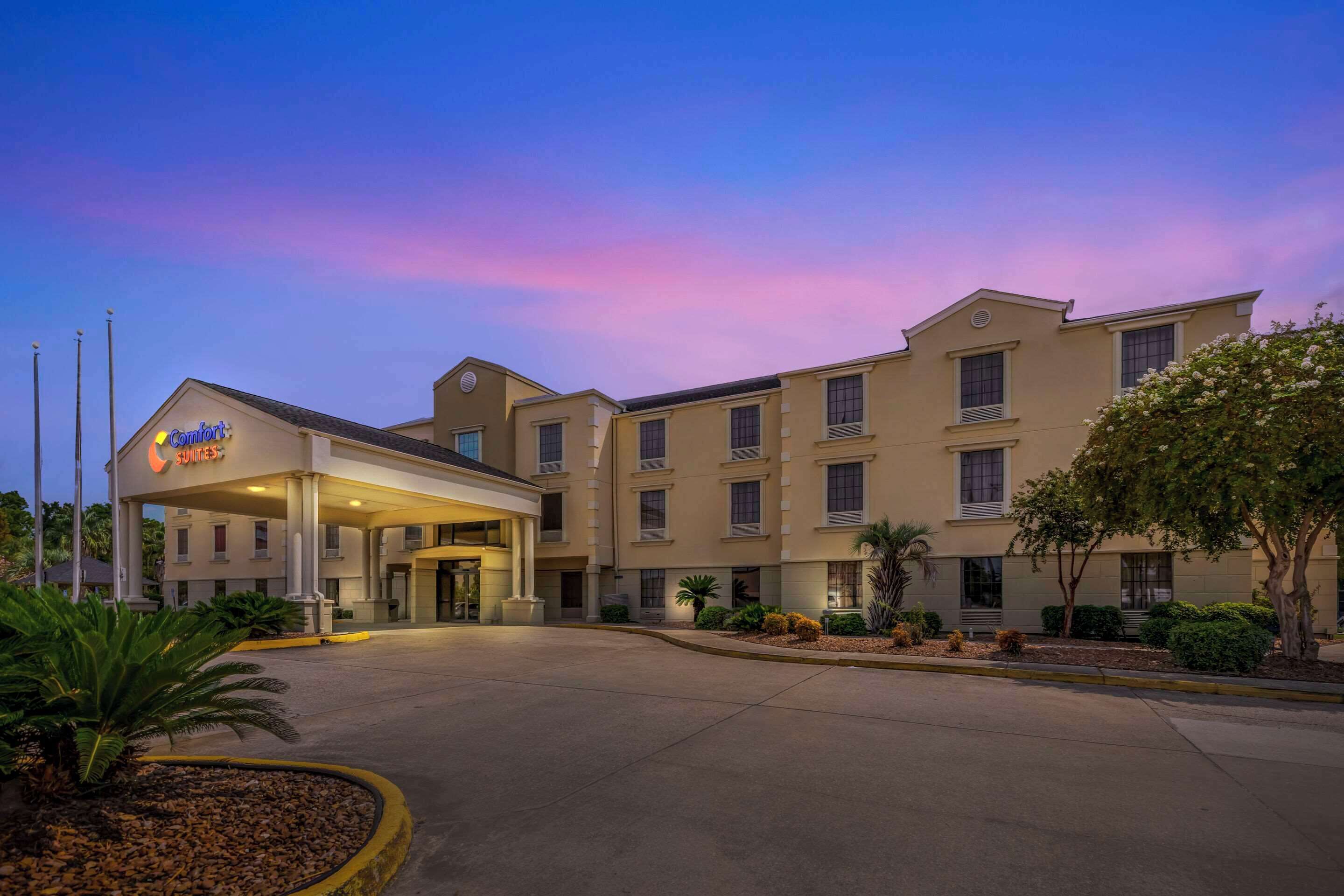 Un hotel con una entrada amplia, varios pisos y un exterior bien conservado.