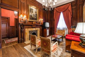 Deluxe-Suite (Heritage) | Wohnzimmer | 27-Zoll-Flachbildfernseher mit Kabelempfang, Fernseher