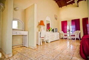 Habitación estándar, 2 camas matrimoniales, frente al océano | Sala de estar | Televisión 