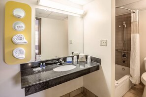 Premium bedding, bed sheets - Rodeway Inn Dubuque (Dubuque)