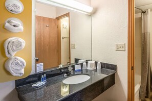 Combined shower/bathtub, towels