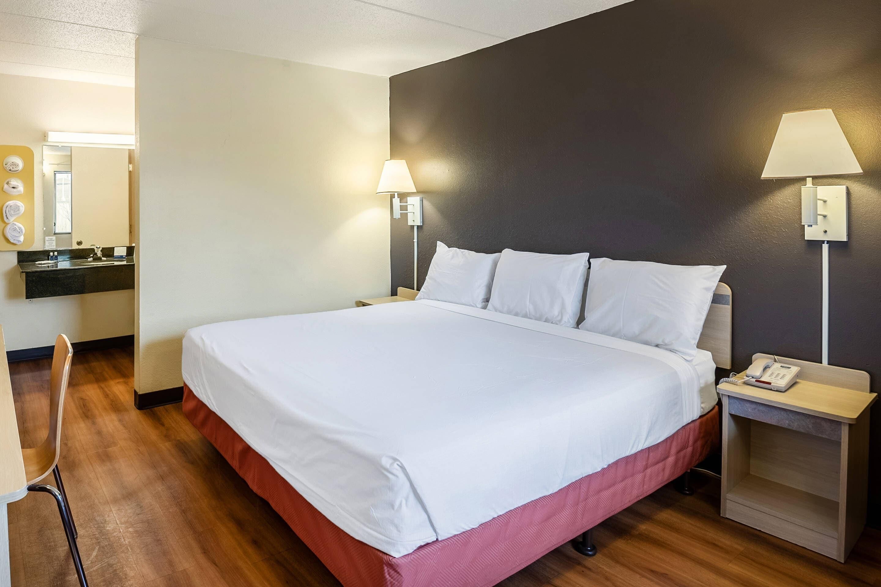 Standard Room, 1 King Bed, Non Smoking | Premium bedding, bed sheets