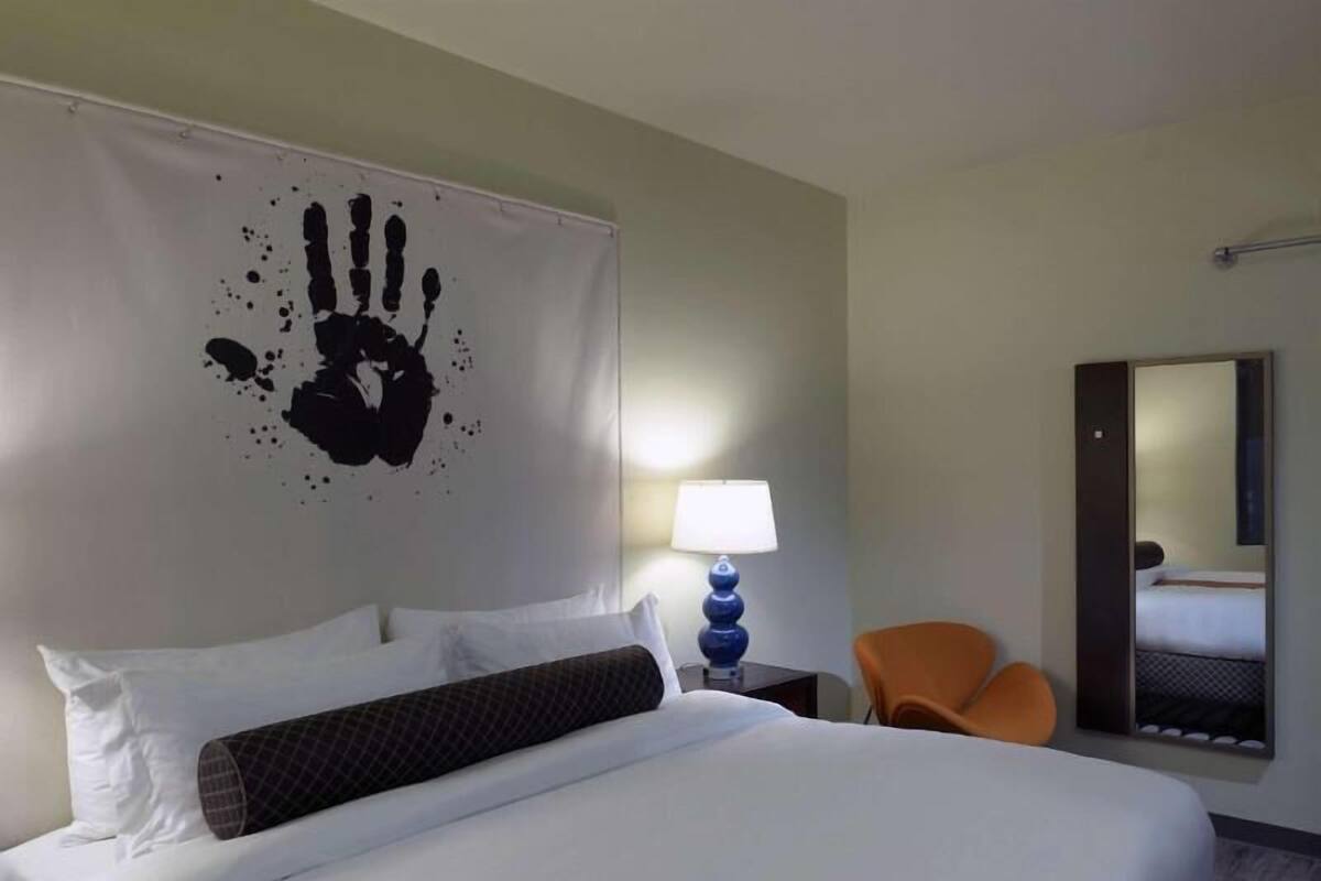 Egyptian cotton sheets, premium bedding, in-room safe, desk