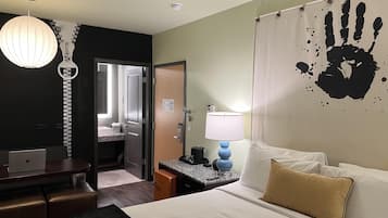 Standard Room, 1 King Bed | Egyptian cotton sheets, premium bedding, pillowtop beds, in-room safe