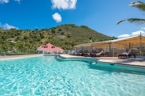 Piscine extérieure, chaises longues