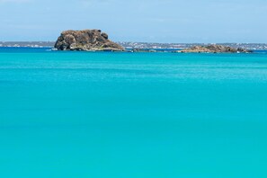 Plage, sable blanc, chaises longues, serviettes de plage