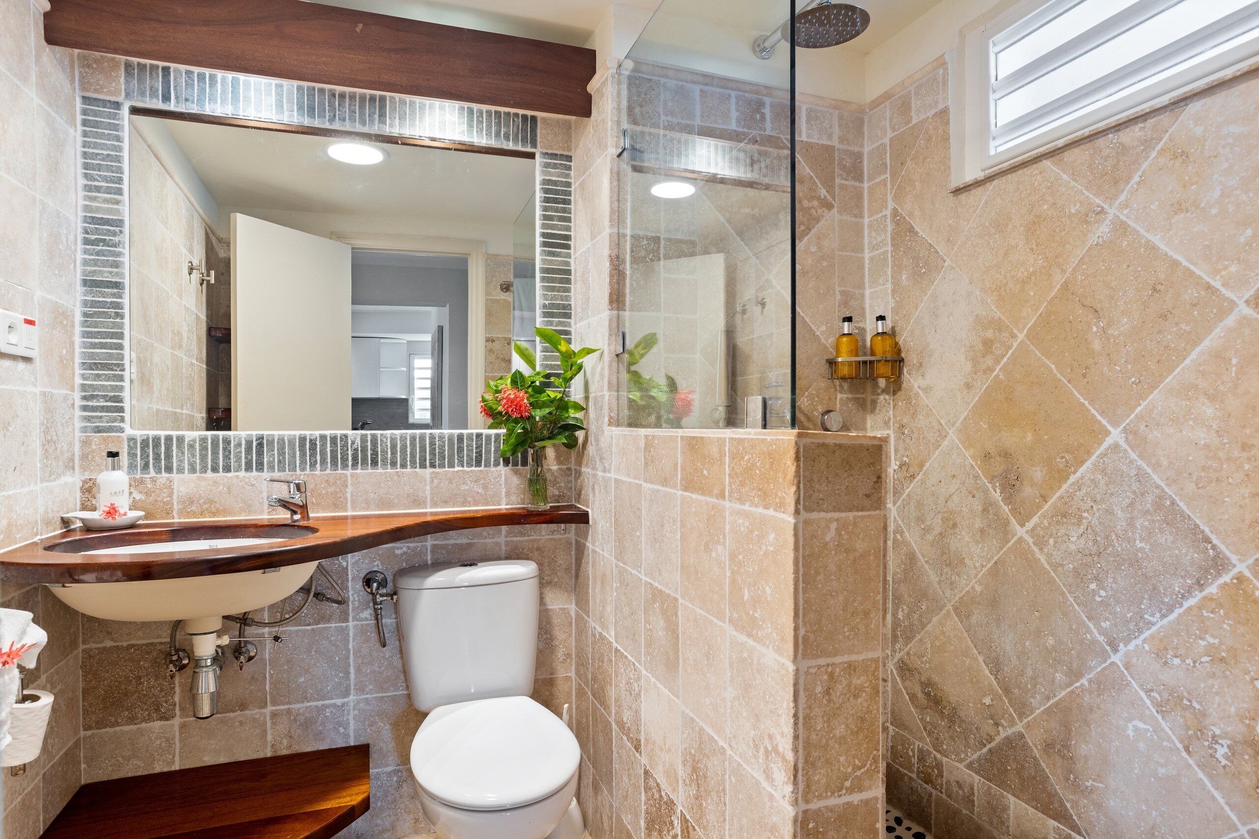 shower, free toiletries, hair dryer, towels