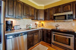 Condo, 1 Bedroom | Private kitchen