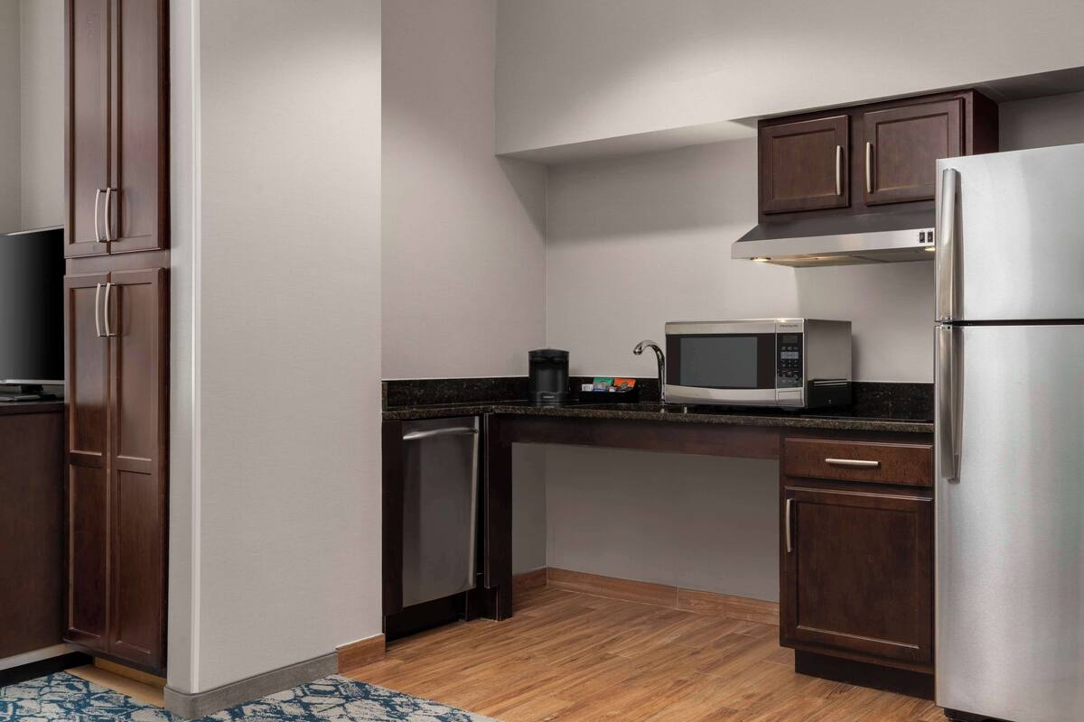 fridge, microwave, stovetop, dishwasher