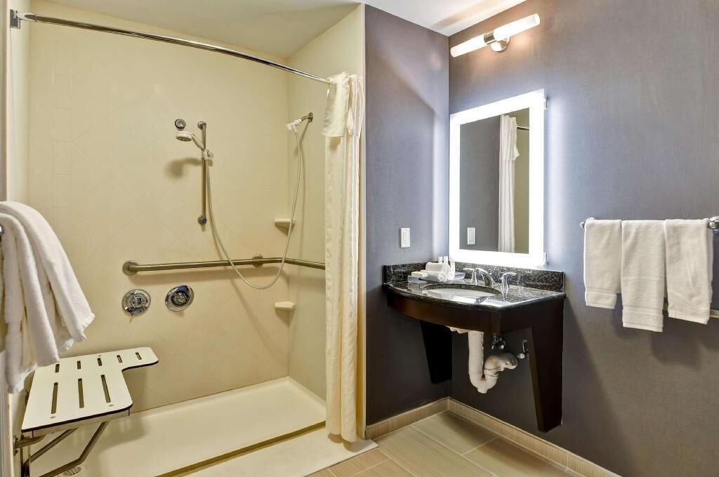 Baño | Tina profunda, amenidades de baño gratuitas, secadora de cabello 