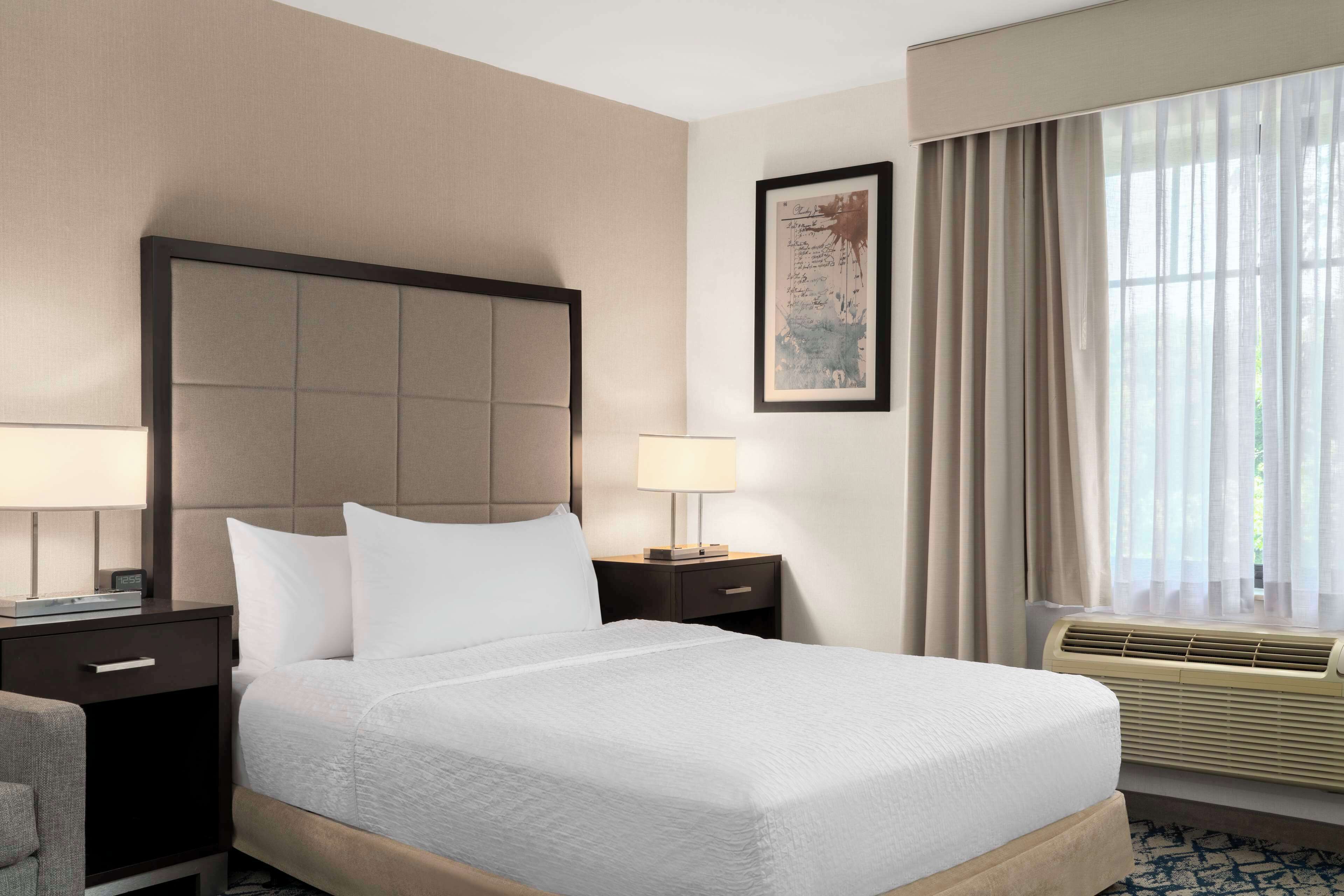 studio, 1 queen bed, accessible, bathtub (mobility & hearing) | desk, iron/ironing board, free wifi, bed sheets