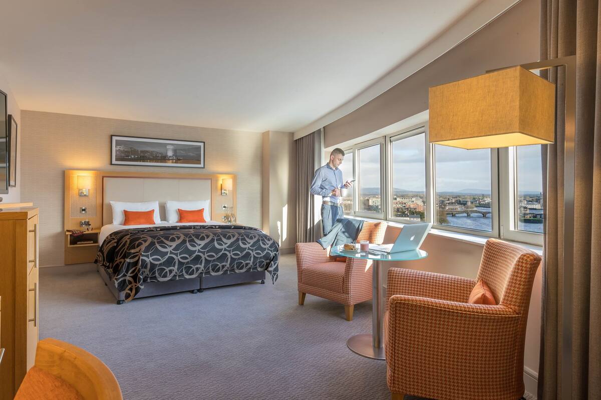 Executive King Room | 埃及棉床單、高級寢具、客房內保險箱、書桌