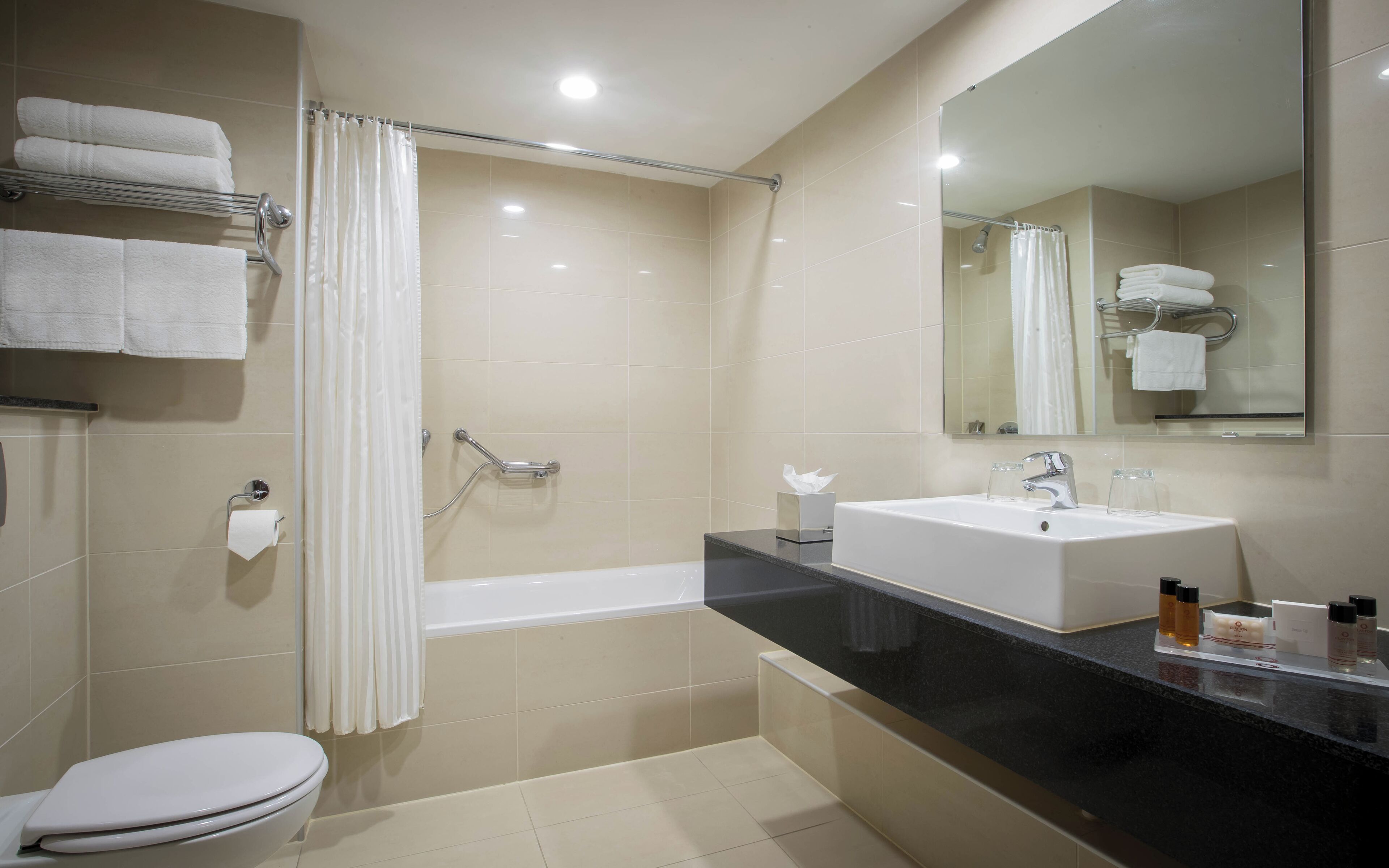 combined shower/bathtub, eco-friendly toiletries, hair dryer, towels