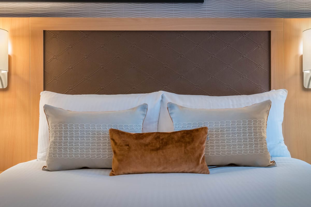 egyptian cotton sheets, premium bedding, in-room safe, desk
