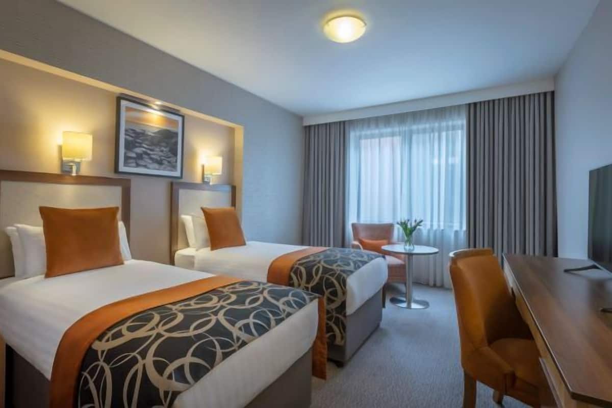 twin room | egyptian cotton sheets, premium bedding, in-room safe, desk