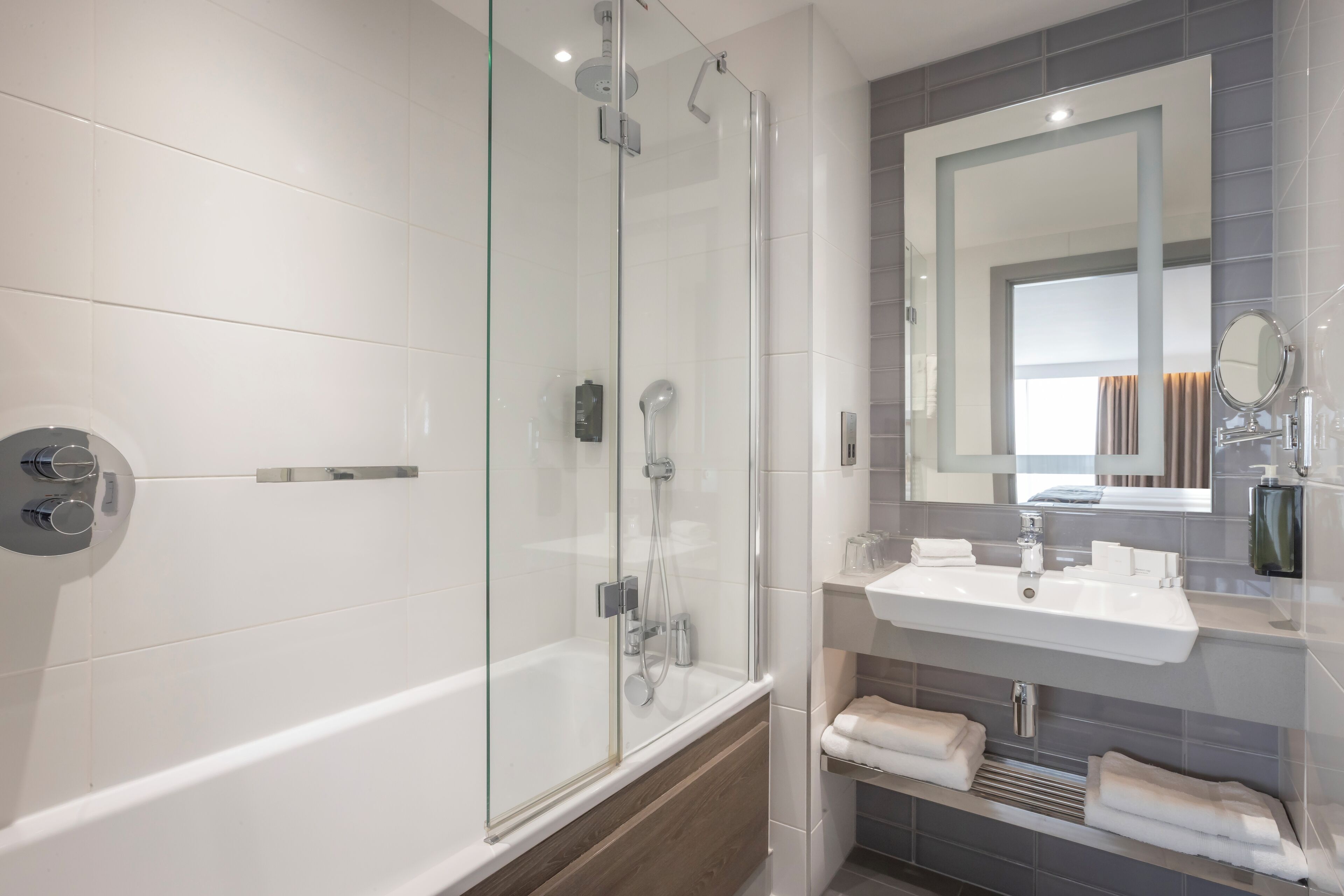 combined shower/bathtub, eco-friendly toiletries, hair dryer, towels