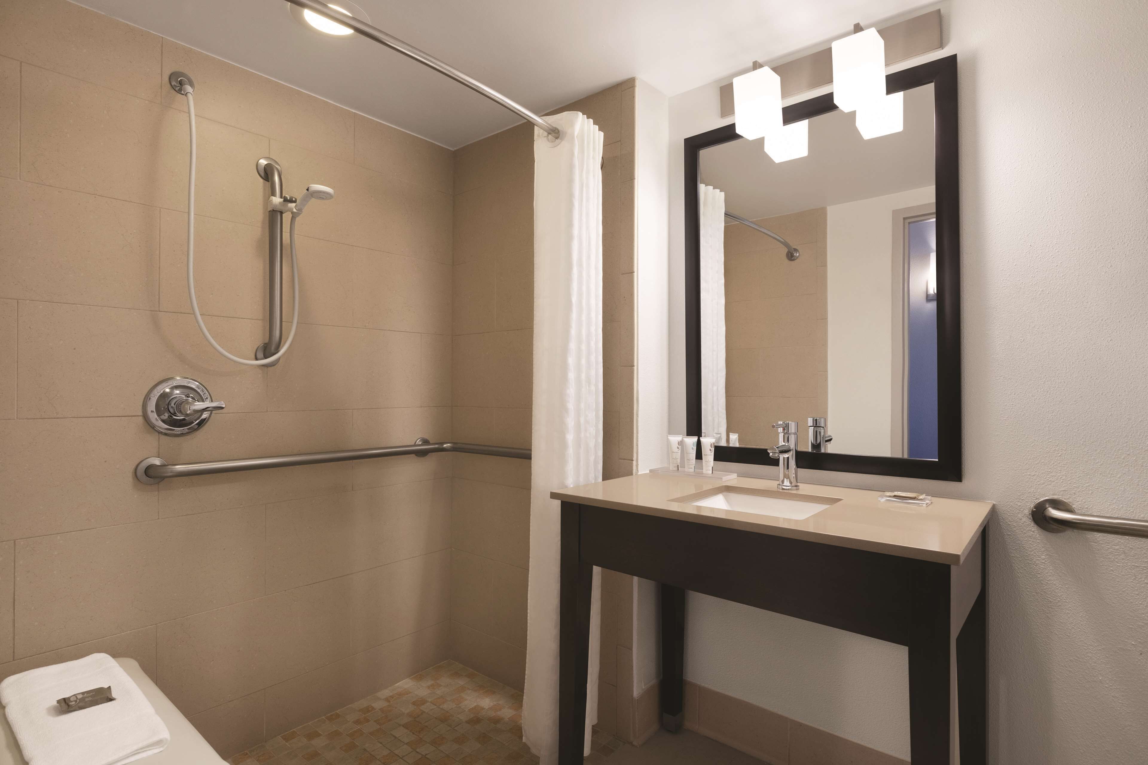 Bathroom | Combined shower/tub, eco-friendly toiletries, hair dryer, towels