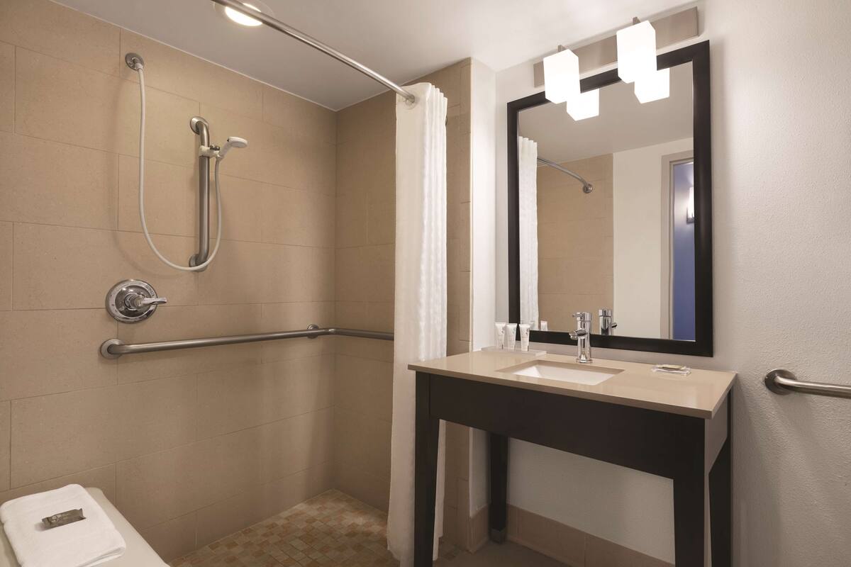 Bathroom | Combined shower/tub, eco-friendly toiletries, hair dryer, towels