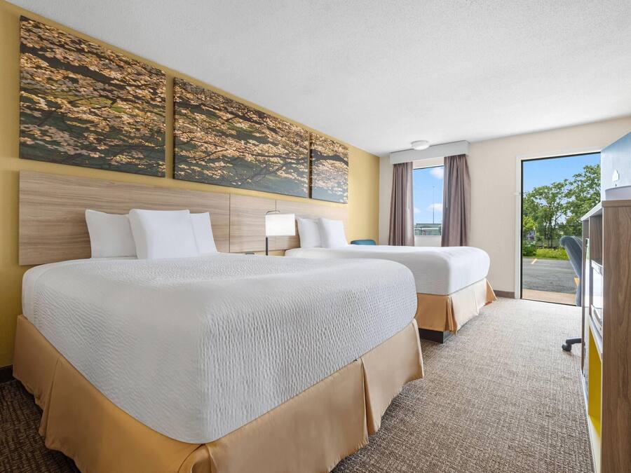 Quarto, 2 camas Queen, para não fumantes | Cofres nos quartos, escrivaninha, cortinas blackout