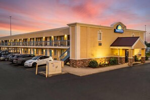 Exterior - Days Inn by Wyndham Fort Wayne (Fort Wayne)