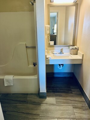 Combined shower/tub, towels - Days Inn by Wyndham Fort Wayne (Fort Wayne)