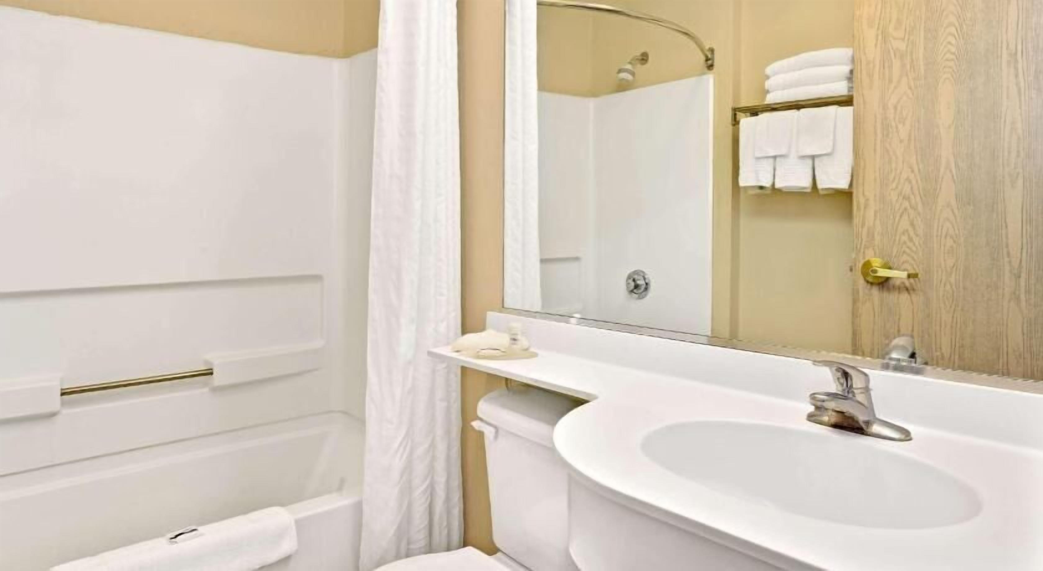 Baño | Tina con regadera, secadora de cabello, toallas 