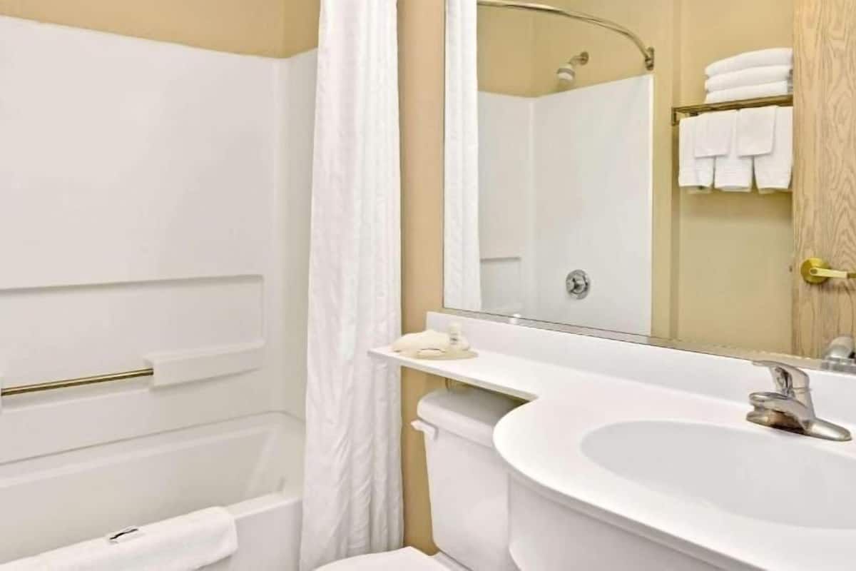 Baño | Tina con regadera, secadora de cabello, toallas