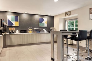 Ilmainen päivittäinen mannermainen aamiainen