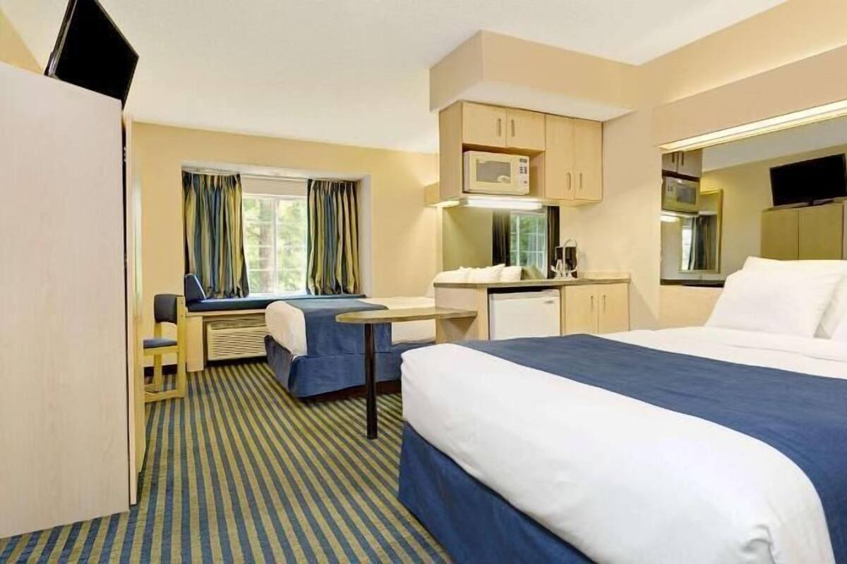 Caja de seguridad en la habitación y escritorio